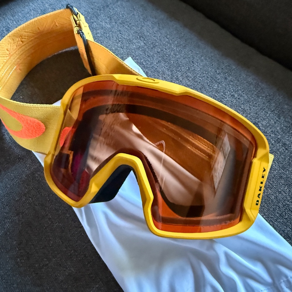 Oakley Line Miner ski goggles in a Icon Mustard color with Prizm Persimmon lens - Picture 12 of 12